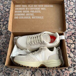 Veja Venturi Sneakers size 41 (never worn, in box)